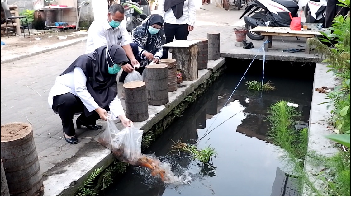 Pelepasan Benih Ikan di Saluran Irigasi Kelurahan Wirogunan